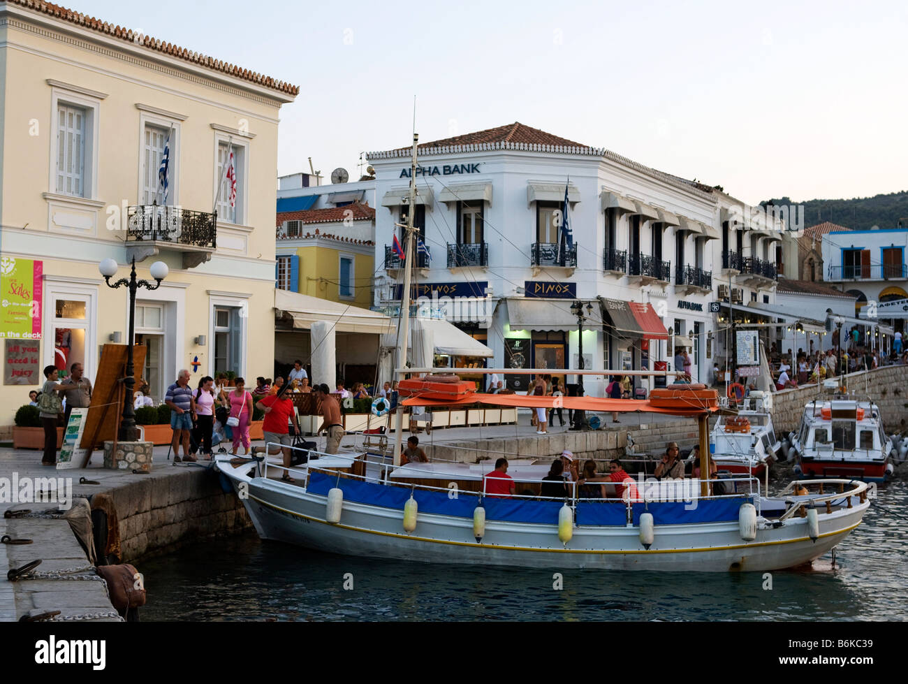 I turisti al porto nuovo, Spetses, Grecia Foto Stock