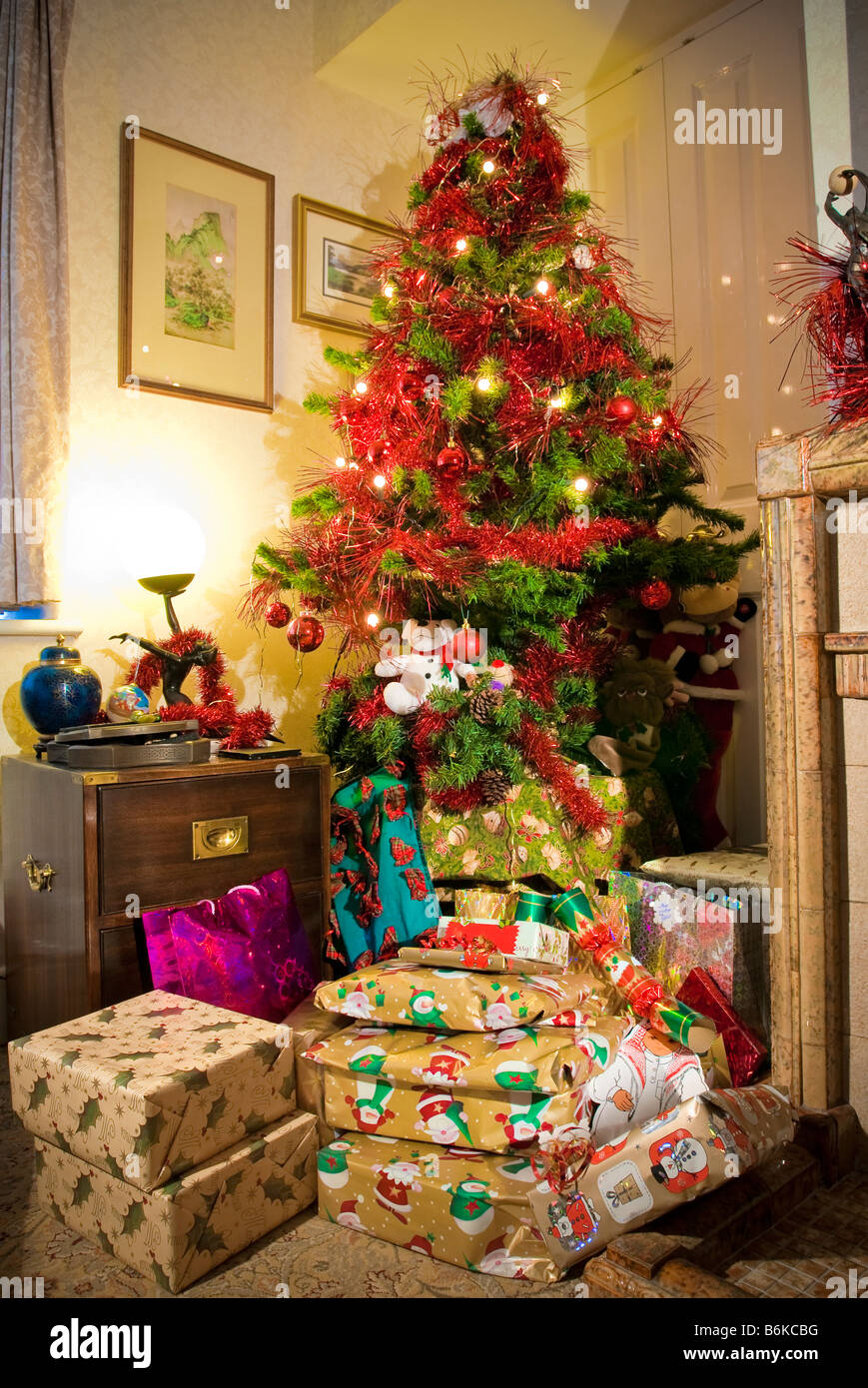 Regali Sotto L Albero Di Natale.I Regali Di Natale Sotto L Albero Foto Stock Alamy