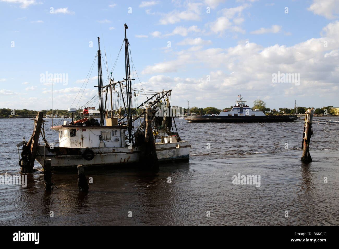 Barca da gamberetti e traghetto sulla Intracoastal Waterway a Mayport del nord della Florida USA Foto Stock