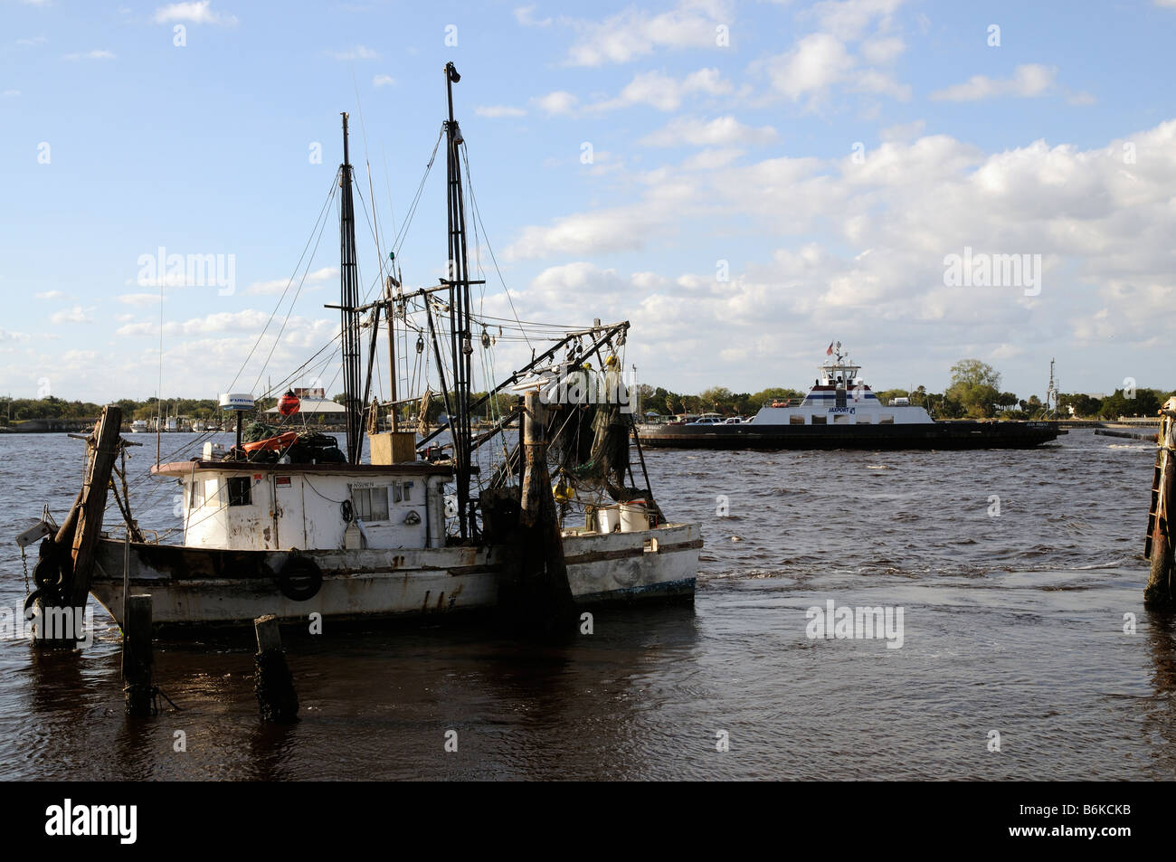 Barca da gamberetti e traghetto sulla Intracoastal Waterway a Mayport del nord della Florida USA Foto Stock