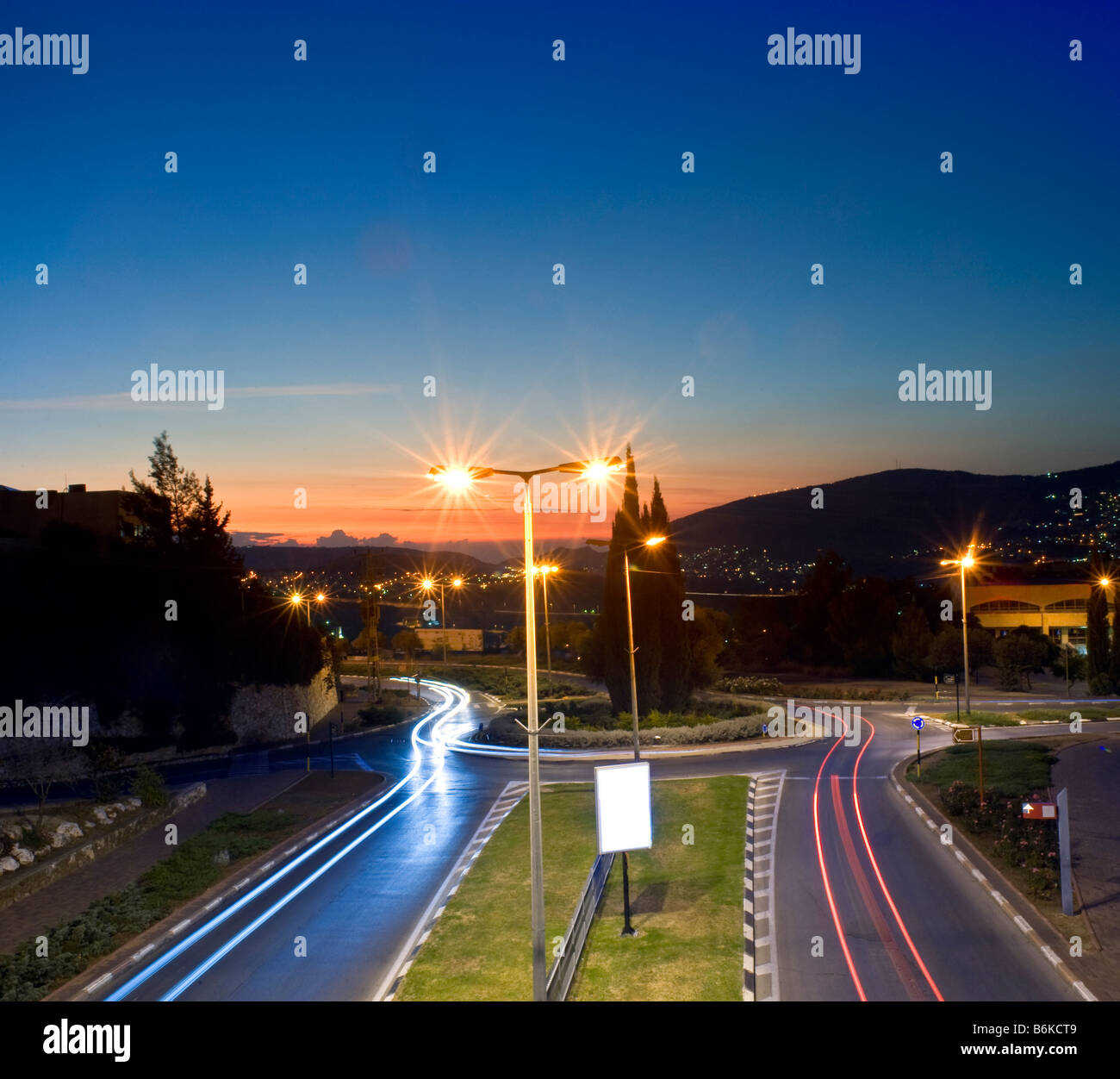 Cerchio di traffico di notte nella città di Karmiel Galilea Israele Foto Stock