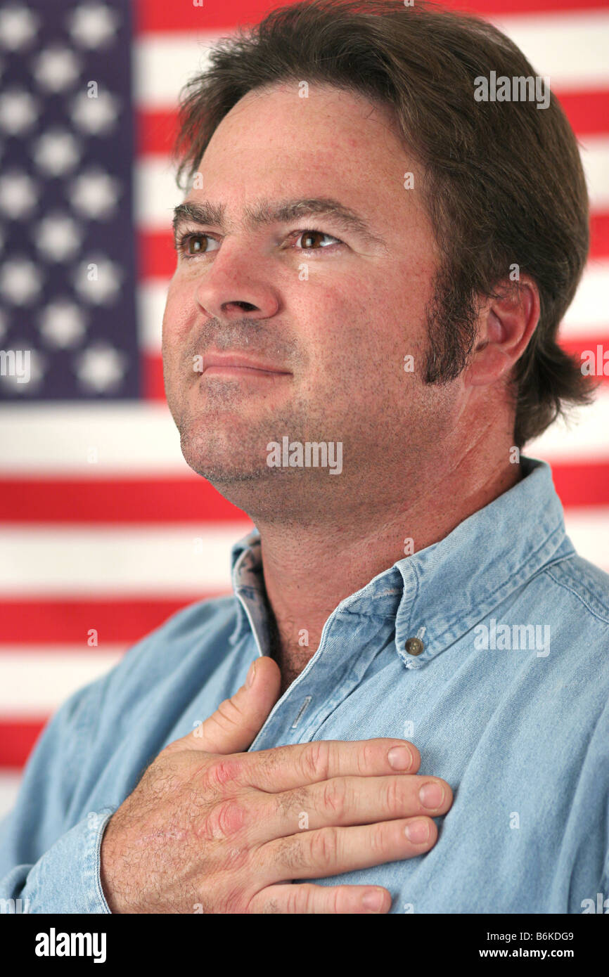 Un uomo bello pledging alliegance alla bandiera americana Foto Stock