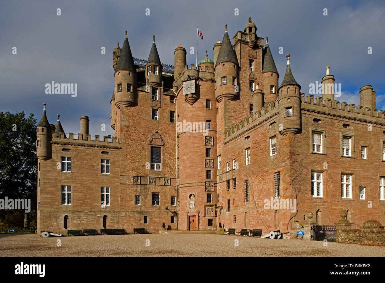 Glamis Castle ex royal hunting lodge home del Bowes Lyon famiglia costruita nel XV XVI secolo Angus Scozia UK Foto Stock