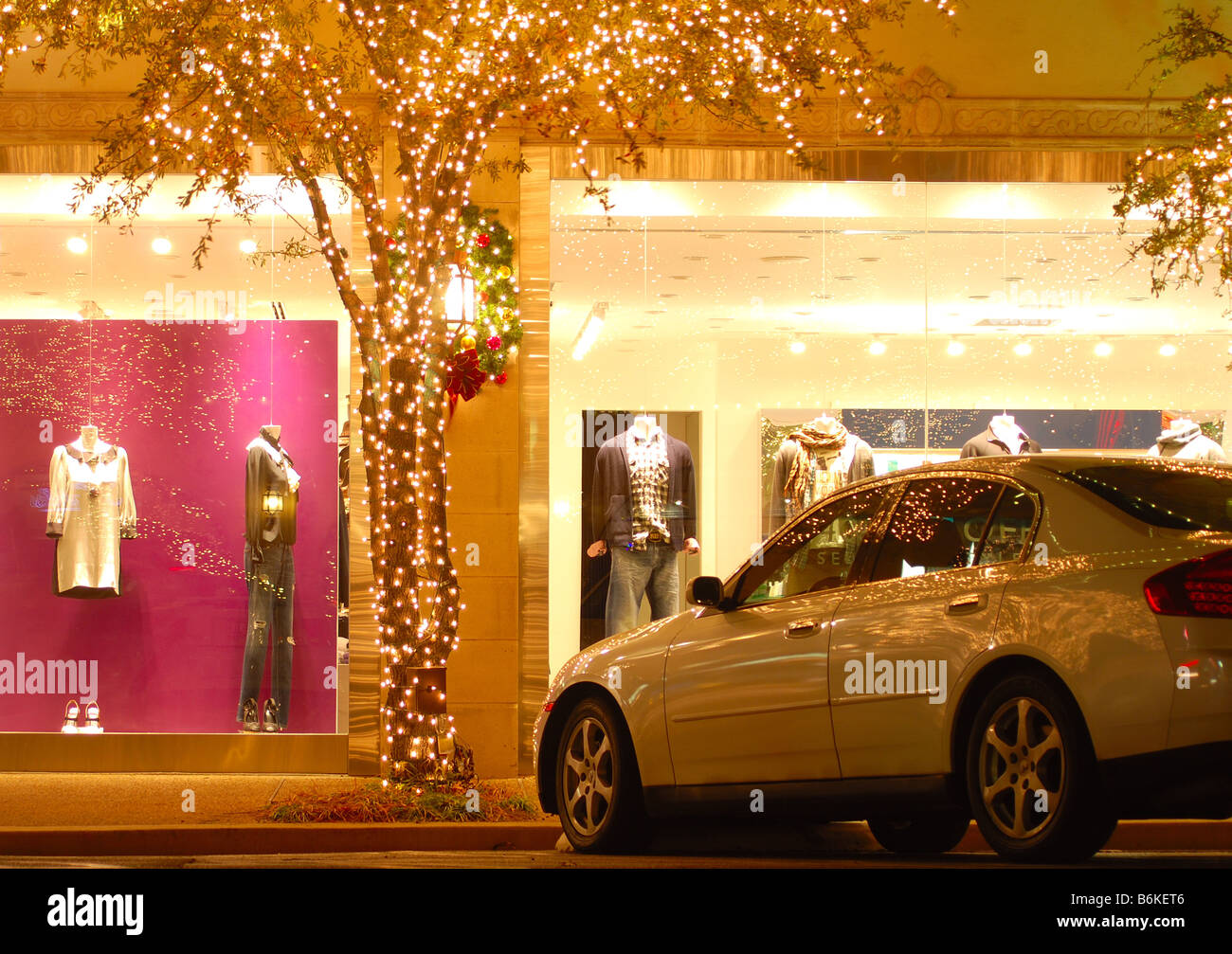 Macchina parcheggiata di fronte ad una vetrina di un negozio a tempo di Natale Foto Stock