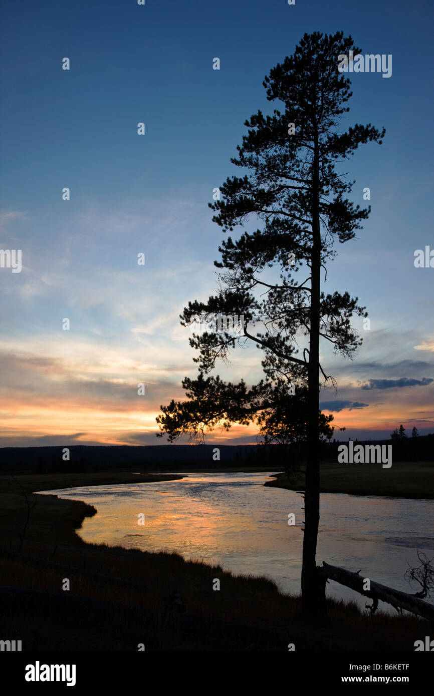 Vista della Fata Creek al tramonto, Midway Geyser Basin, il Parco Nazionale di Yellowstone, Wyoming USA Foto Stock