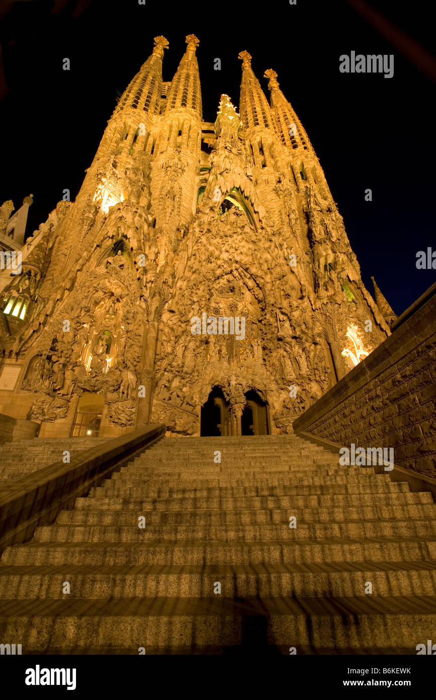 La Sagrada Familia di Gaudì nella cattedrale di Barcellona, Spagna di notte Foto Stock