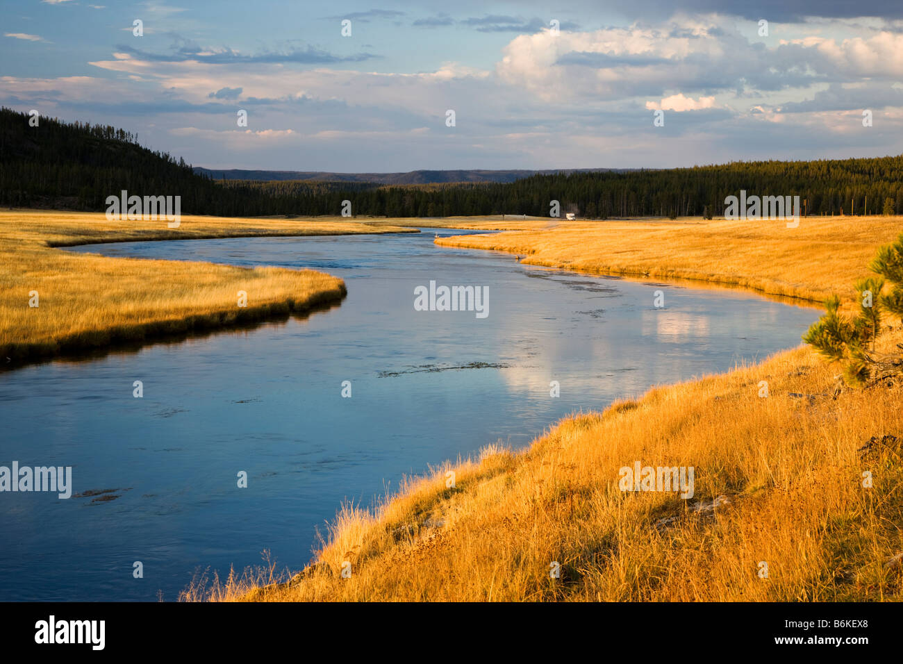 Vista della Fata Creek al tramonto, Midway Geyser Basin, il Parco Nazionale di Yellowstone, Wyoming USA Foto Stock