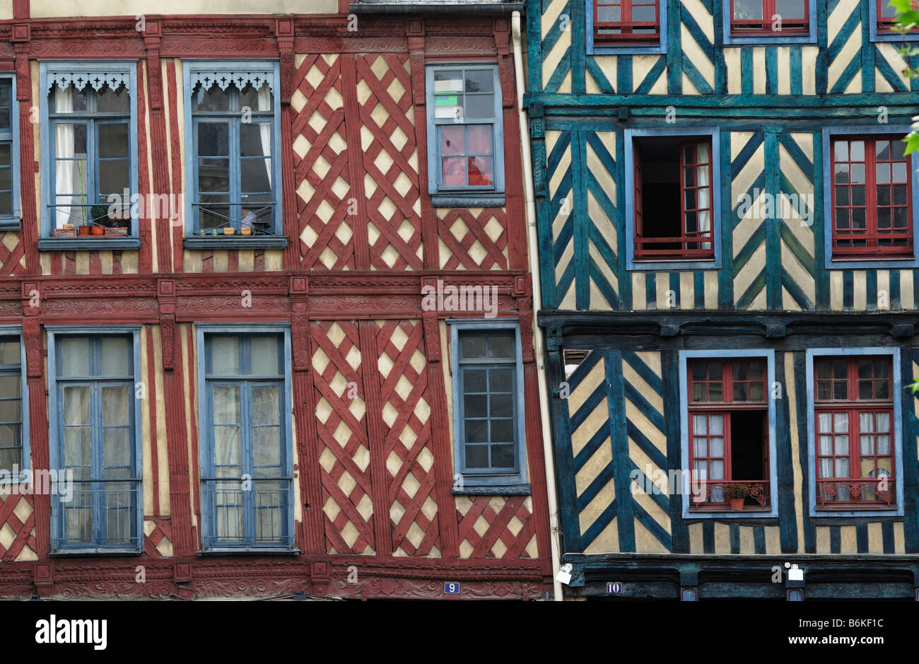 Rennes Bretagna Francia medievale colorati graticcio edifici su Place Sainte Anne Foto Stock
