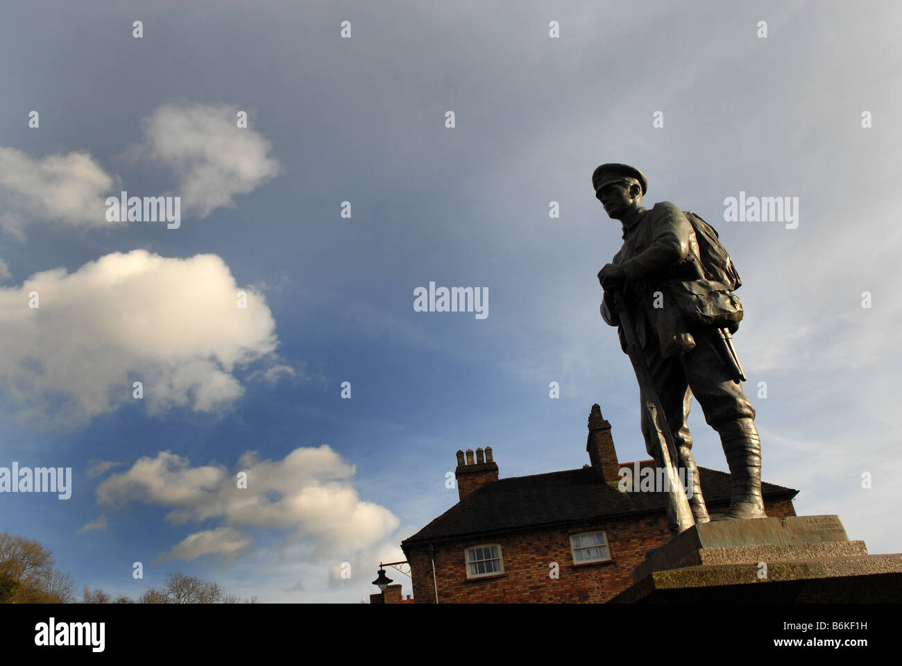 Statua del soldato presso il cenotafio di Ironbridge TELFORD SHROPSHIRE Foto Stock