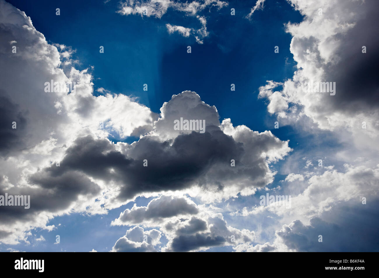 Drammatica nuvole nel cielo blu Foto Stock
