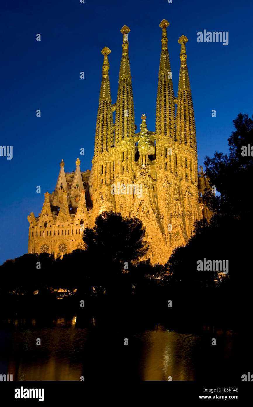 La Sagrada Familia di Gaudì nella cattedrale di Barcellona, Spagna al crepuscolo Foto Stock