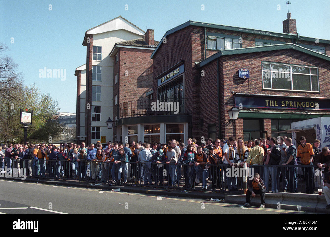 I tifosi di football bevono fuori dal pub Springbok vicino allo stadio di calcio Loftus Road 31 3 97 Queens Park Rangers contro Wolverhampton Wanderers Foto Stock