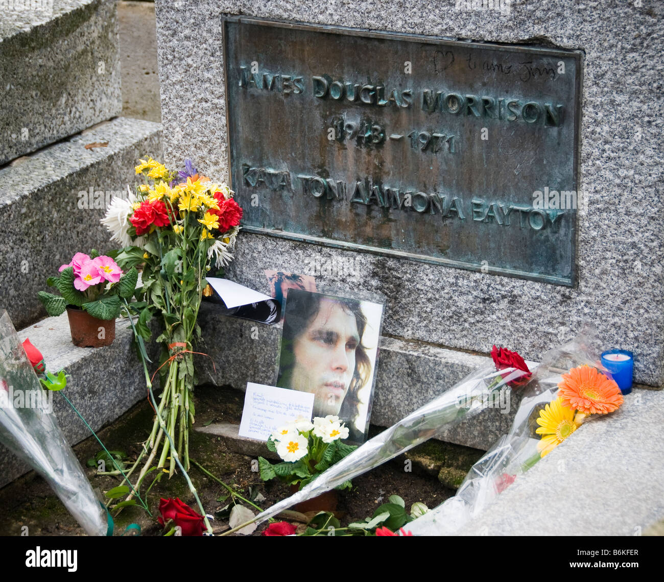 La tomba di Jim Morrison nel cimitero di Pere Lachaise di Parigi Francia Foto Stock