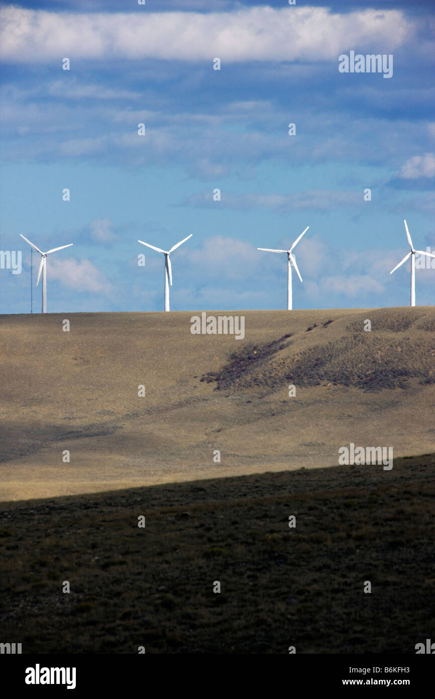 Mulini a vento di generare potenza elettrica nei pressi di Arlington, Wyoming USA Foto Stock