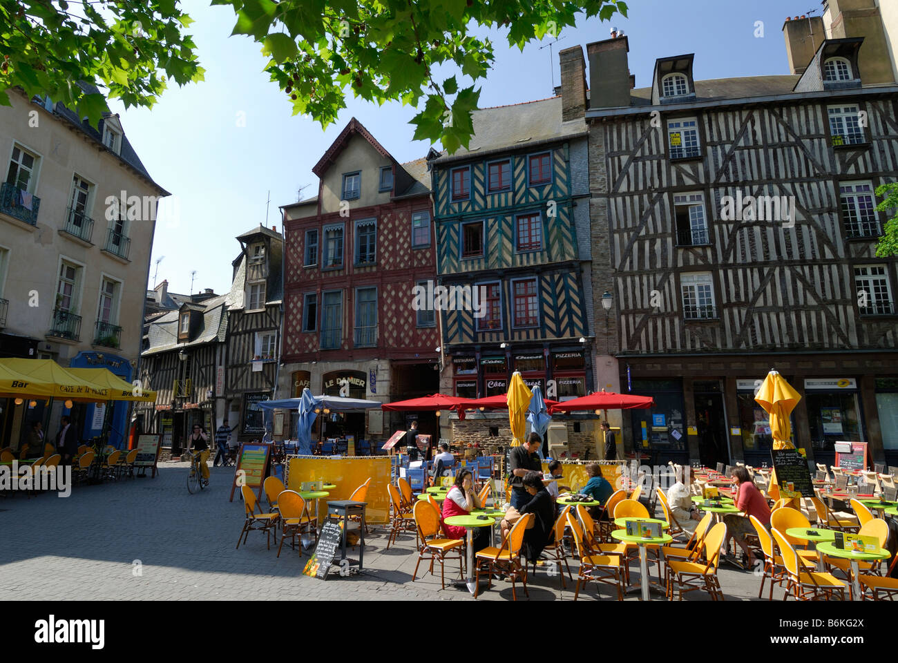 Rennes Bretagna Francia medievale colorati graticcio edifici che si affacciano cafe tabelle su Place Sainte Anne Foto Stock