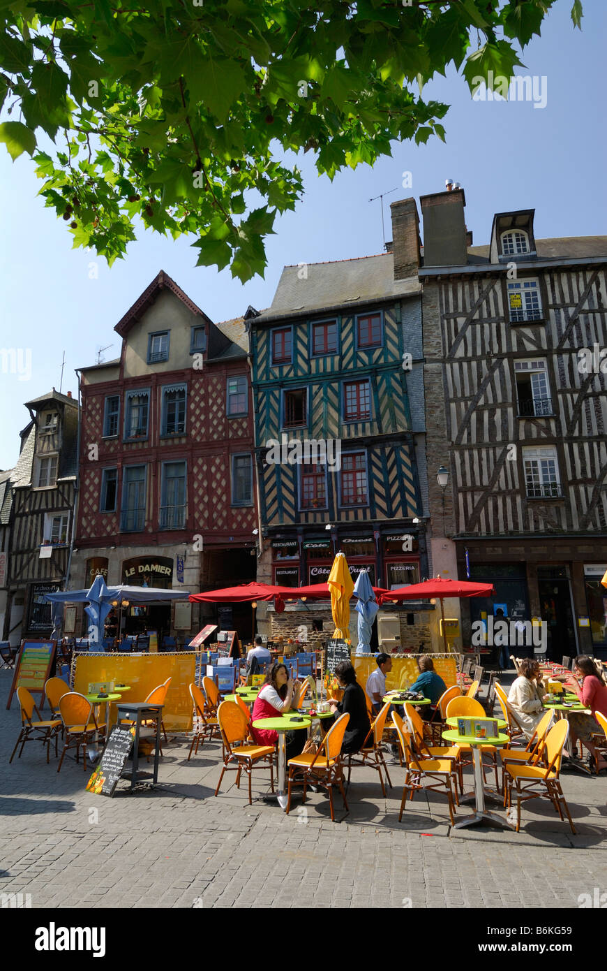 Rennes Bretagna Francia medievale colorati graticcio edifici che si affacciano cafe tabelle su Place Sainte Anne Foto Stock