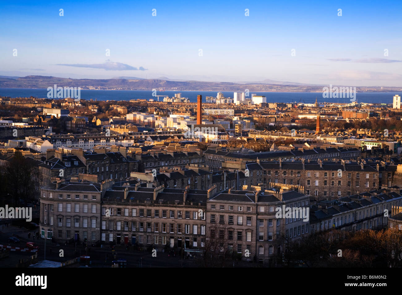 Guardando oltre Edinburgh New Town e Leith da Calton Hill, città di Edimburgo in Scozia. Foto Stock