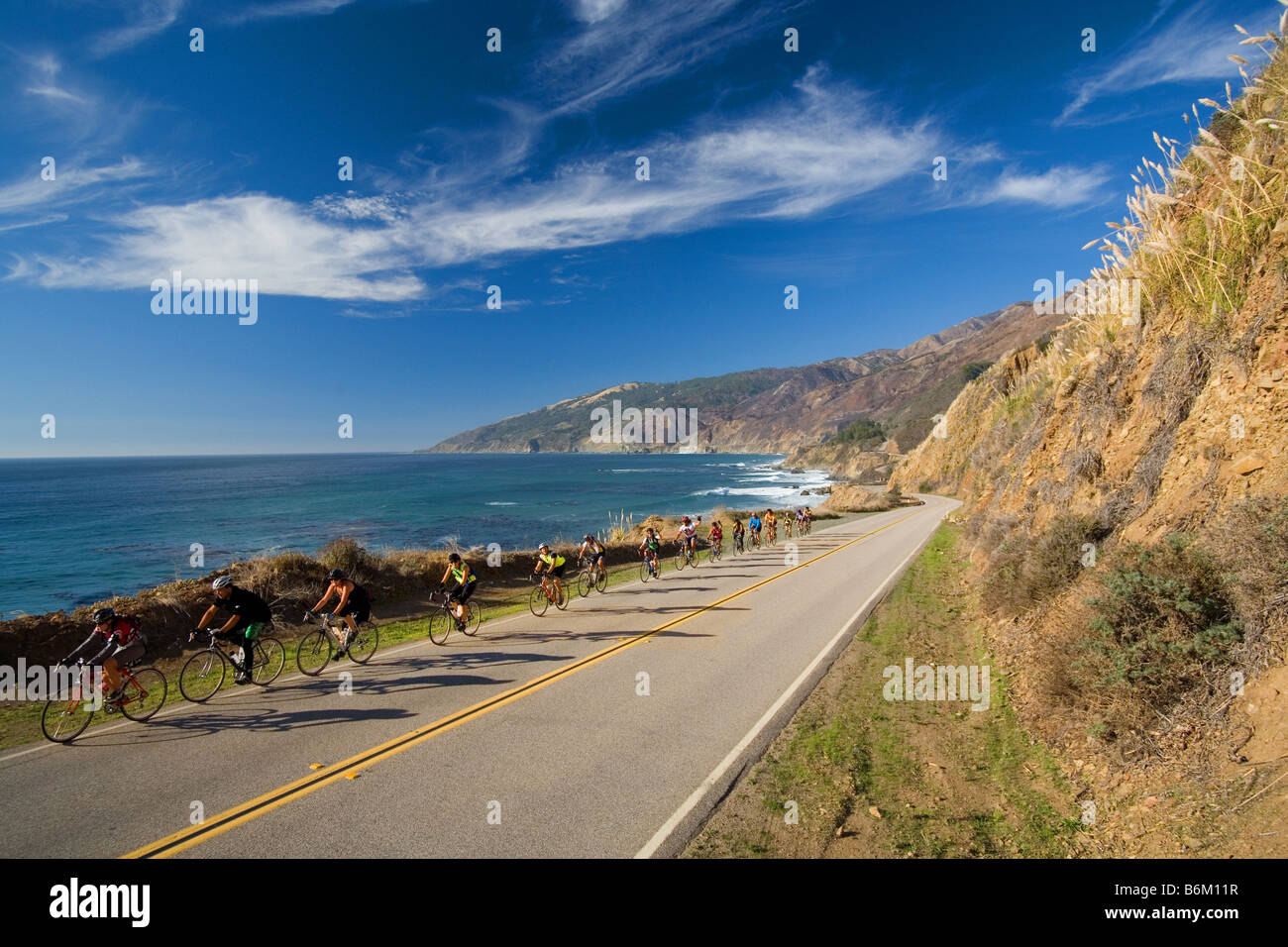 Quindici ciclisti in Big Sur, California Foto Stock