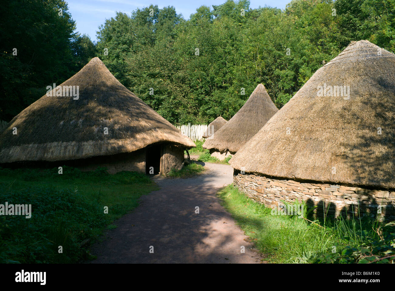La ricostruzione del villaggio celtico museo di storia nazionale amgueddfa werin cymru st fagans Cardiff Galles del Sud Foto Stock