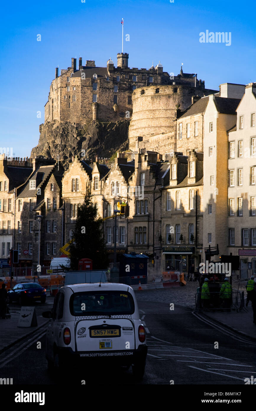 Il castello di Edimburgo dal Grassmarket, città di Edimburgo in Scozia. Foto Stock