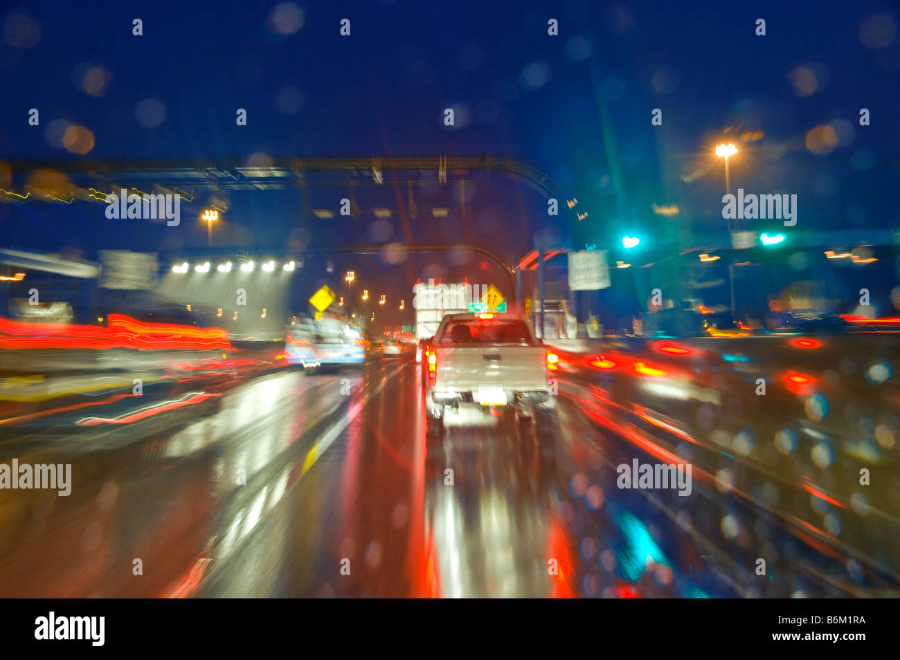 Auto su autostrada di notte durante la tempesta di pioggia, STATI UNITI D'AMERICA Foto Stock