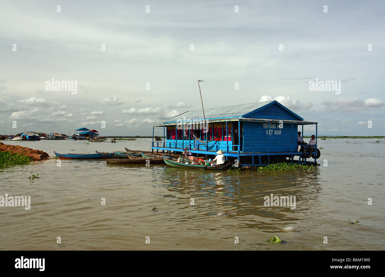 Scuola nel villaggio galleggiante di Chong Kneas. Lago Tonle Sap, Siem Reap Cambogia Foto Stock