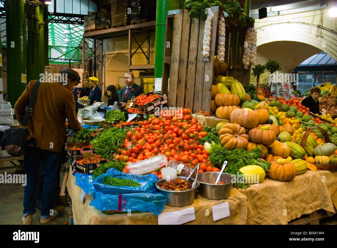 Negozio di vegetali a Borough Market organico in Londra England Regno Unito Foto Stock