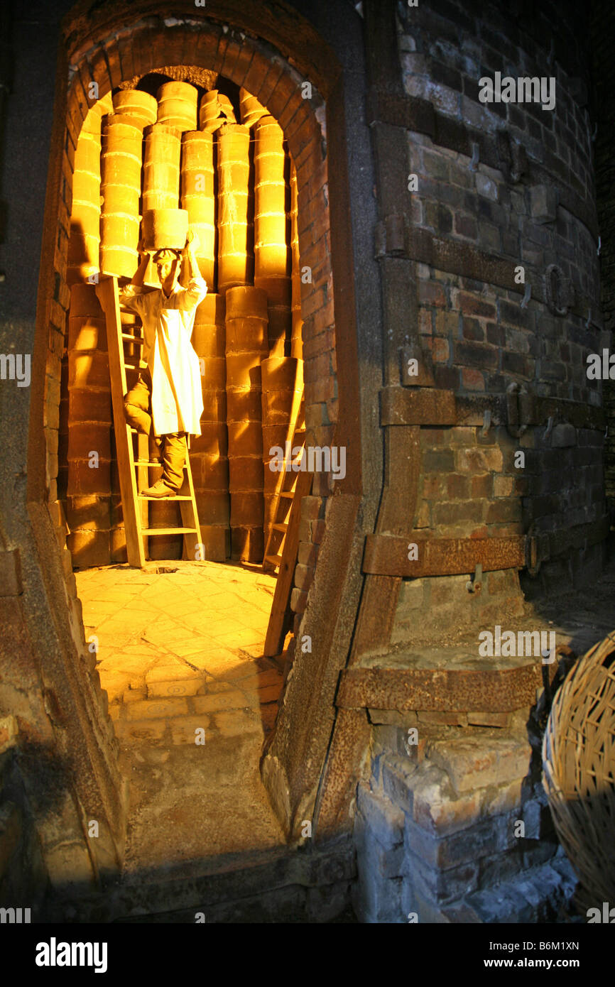 Un manichino di un portavetrini all'interno di un forno per bottiglie o di un forno presso il Gladstone Pottery Museum, Longton, Stoke-on-Trent, personale Foto Stock