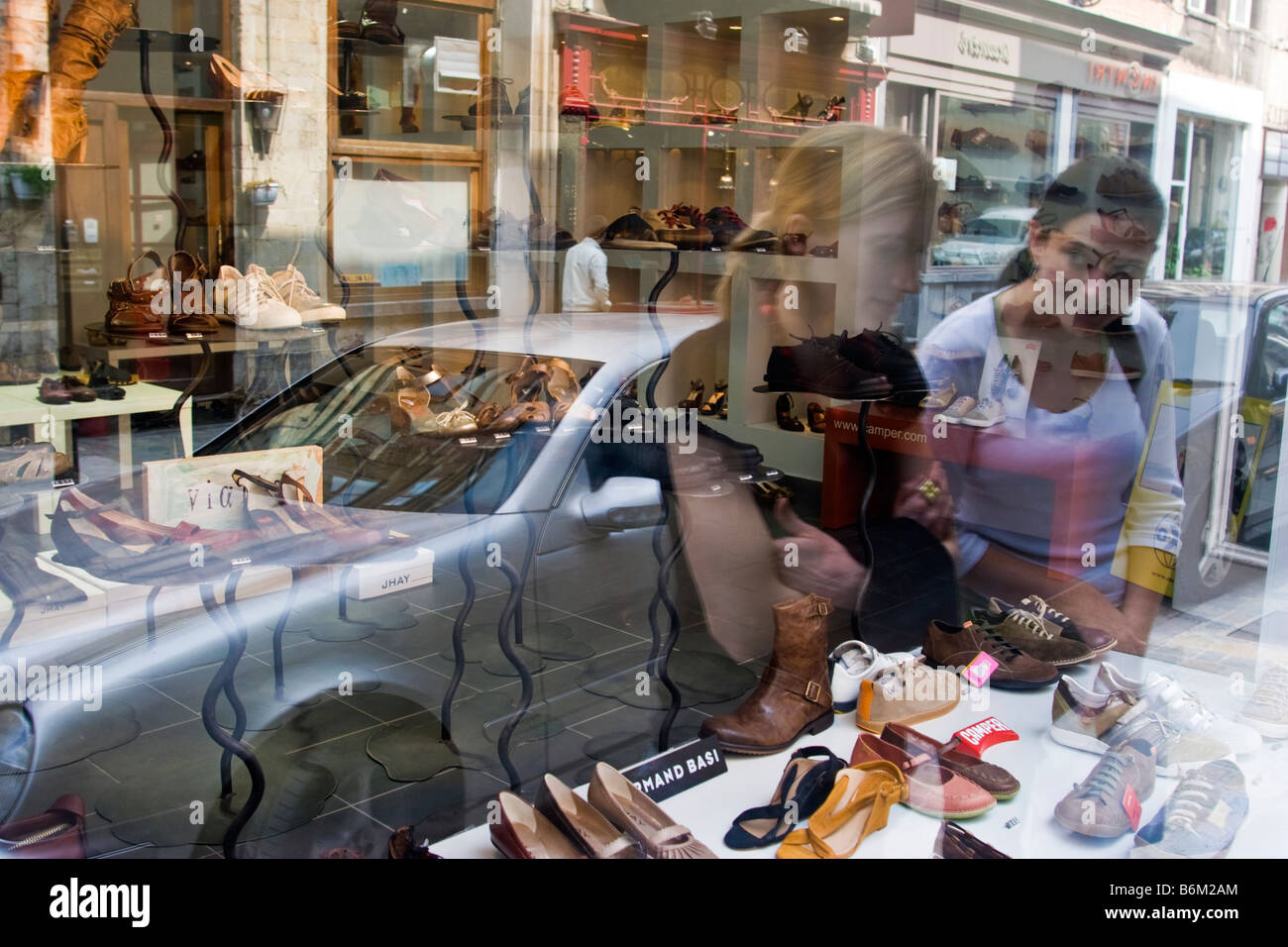 Due donne nella parte anteriore di una calzatura in vetrina, Brussles,  Belgio Foto stock - Alamy