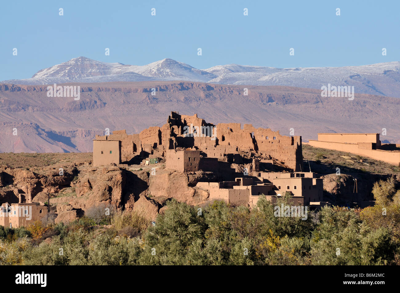 Casbah rovina con montagne Atlas in background, Marocco Foto Stock