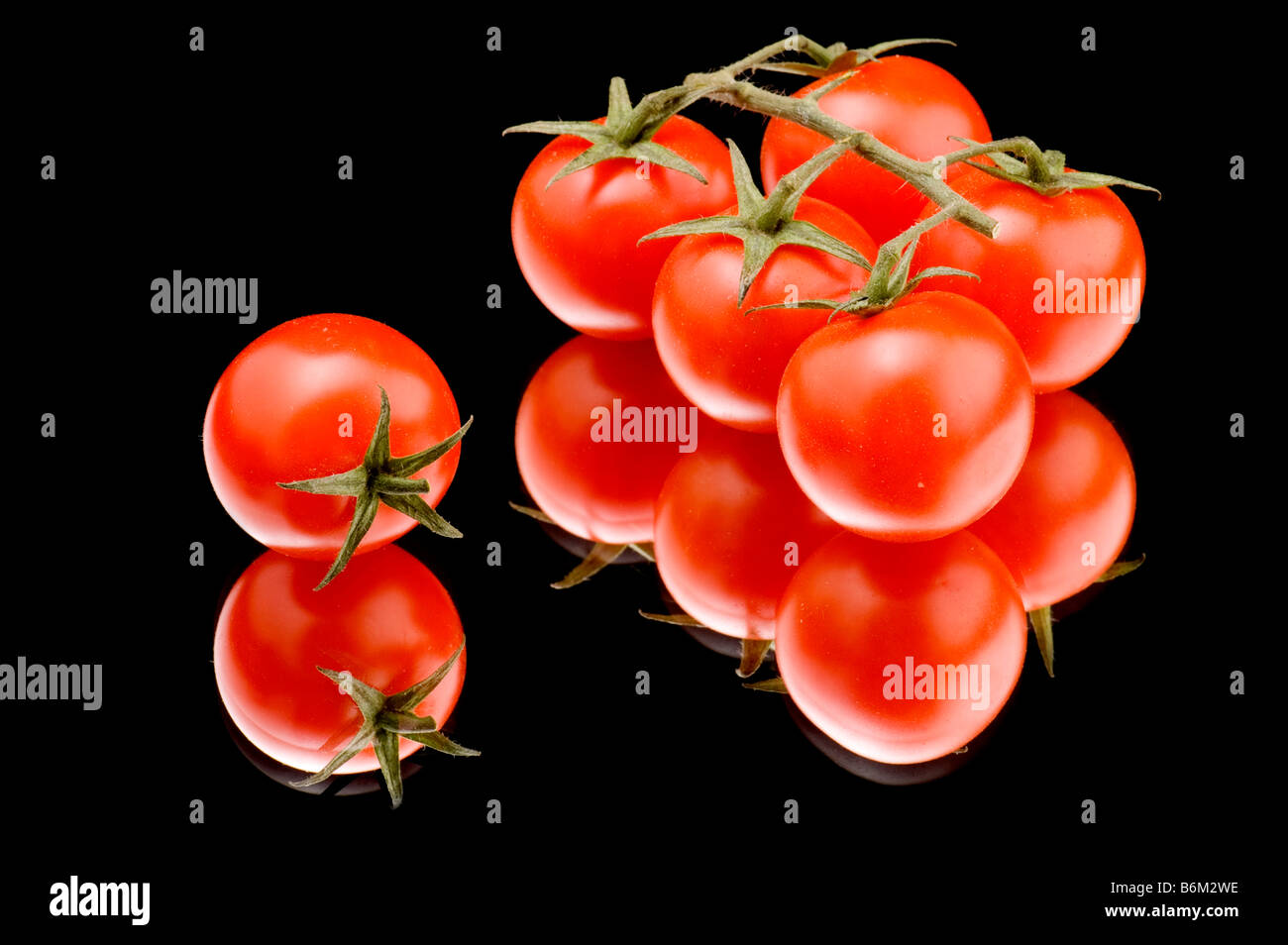 Oggetto sul cibo nero macro di pomodoro Foto Stock