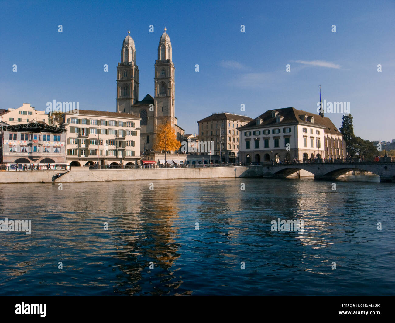 Cattedrale Grossmunster e fiume Limmat a Zurigo, Svizzera Foto Stock