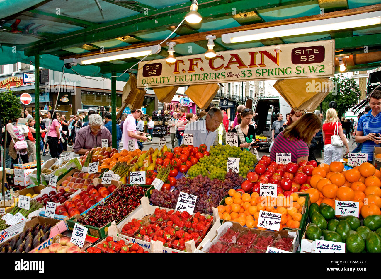 Mercato di Portobello Road a Notting Hill Londra fruttivendolo Foto Stock