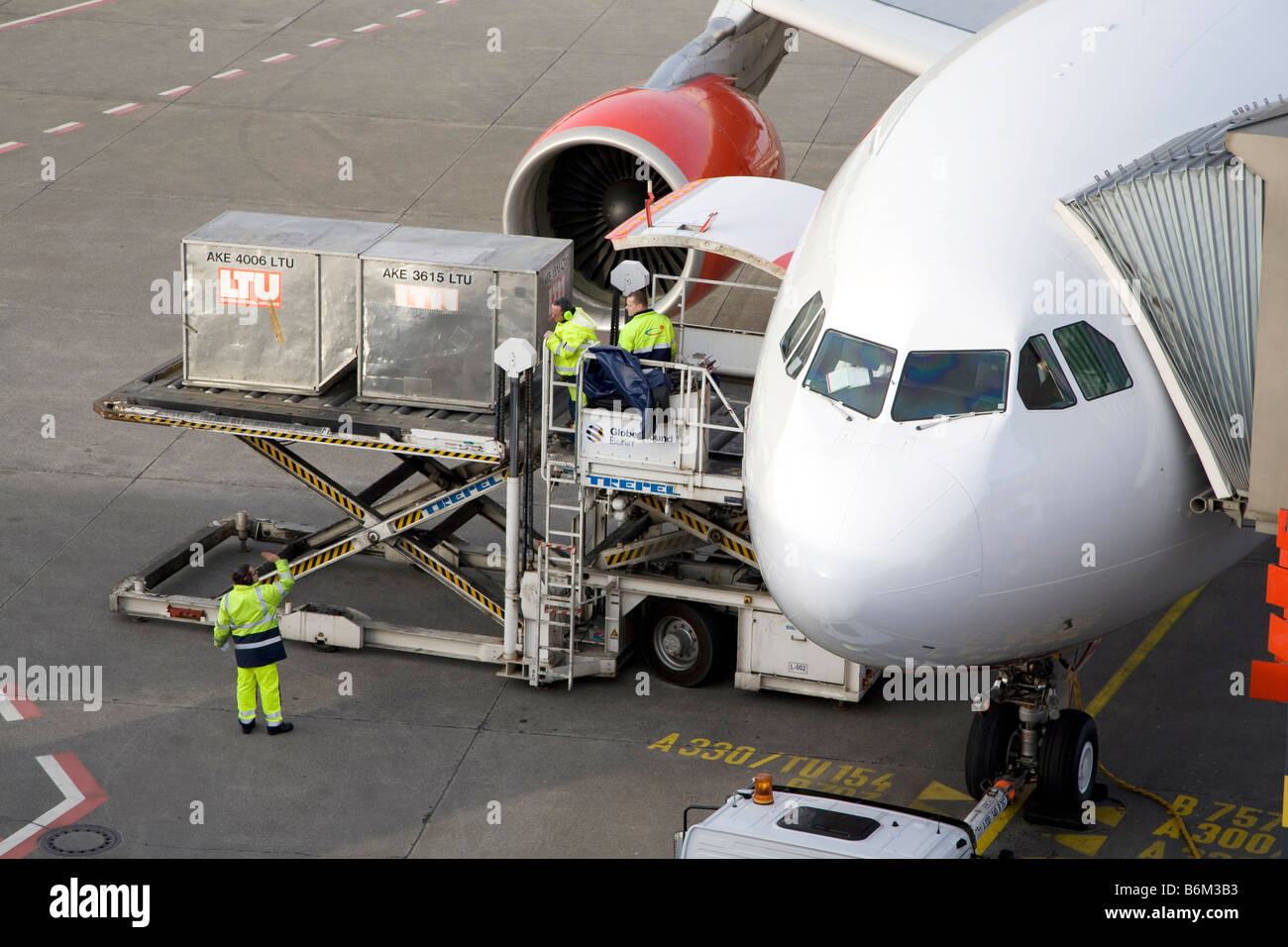 Contenitore di carico su un Jetliner, Germania Foto Stock