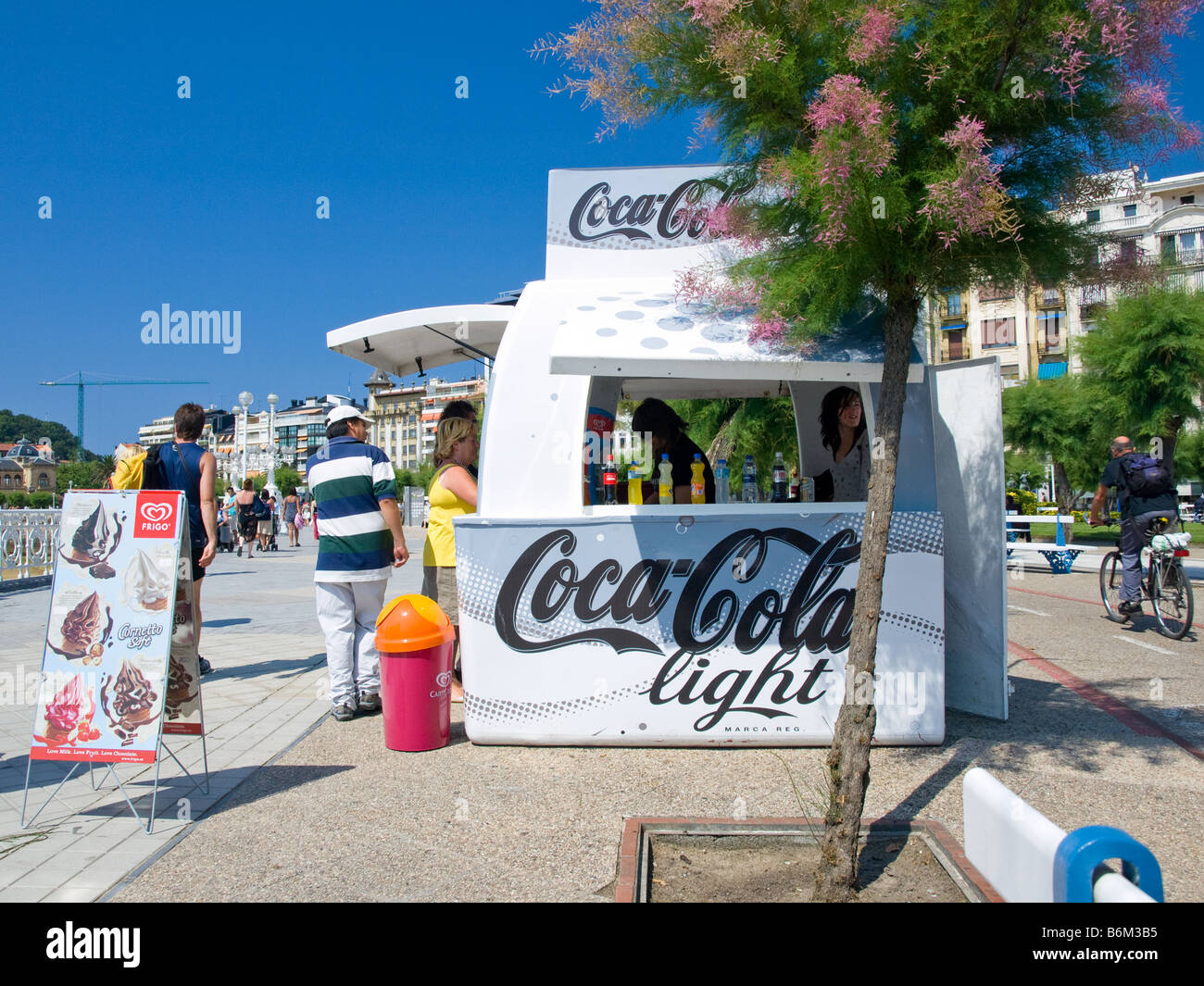 Un supporto di soda in una calda giornata estiva a San Sebastian, Spagna. Foto Stock