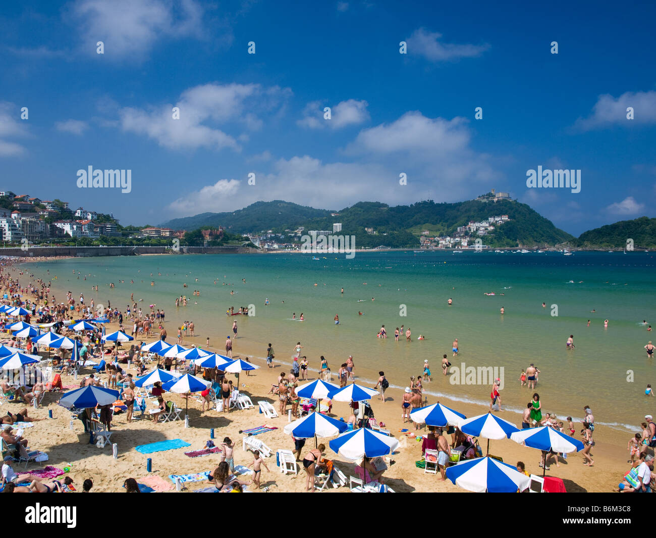 Beachlovers ha colpito la Playa de la Concha a San Sebastián, in Spagna in un caldo giorno d'estate. Foto Stock