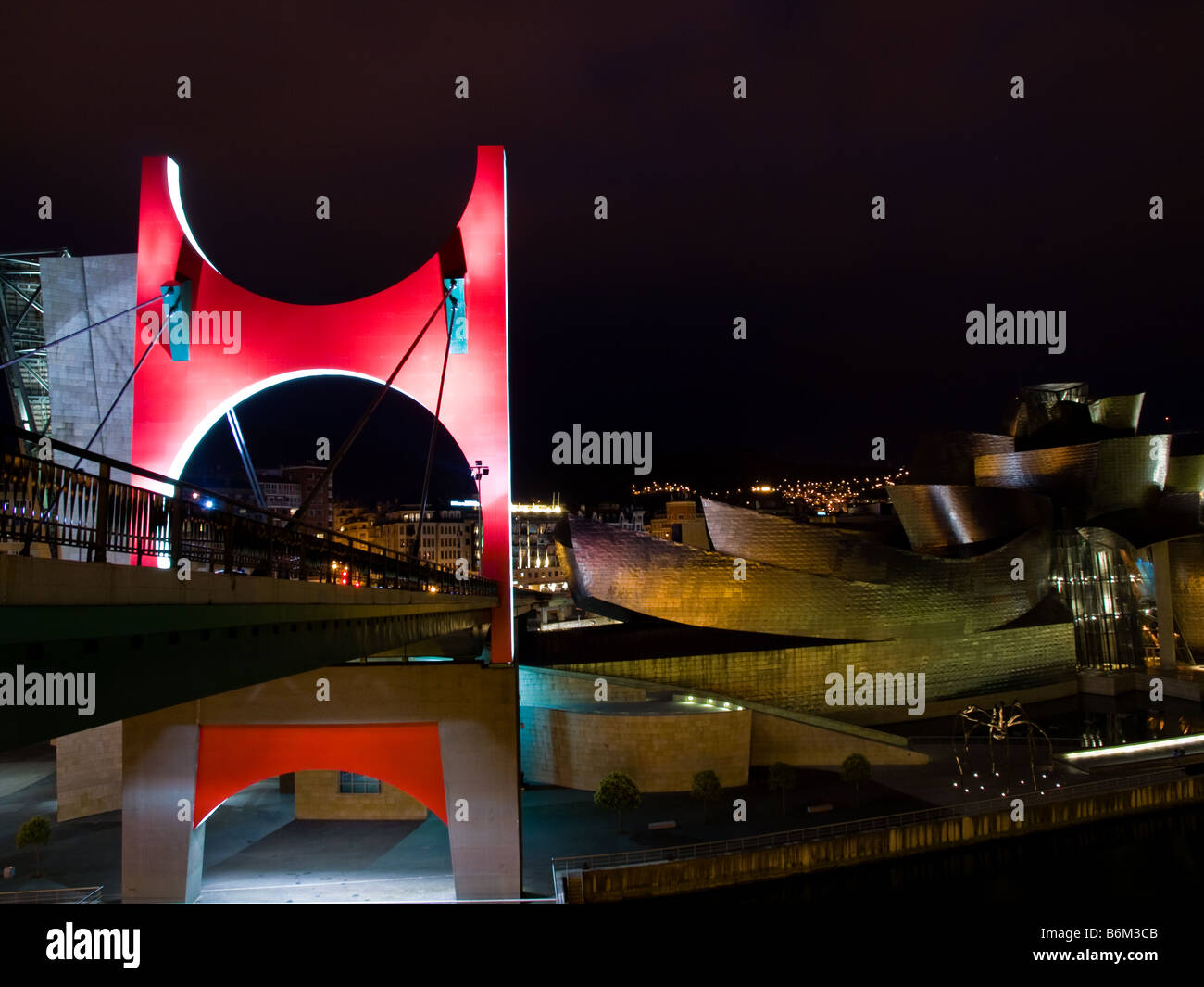 Il Puente de la Salve e Museo Guggenheim Bilbao. Foto Stock