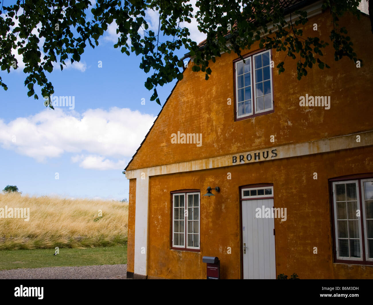 Il Brohus (o Bridge House in inglese) custodendo il fossato del Borgo Castello di Helsingør, Danimarca. Foto Stock