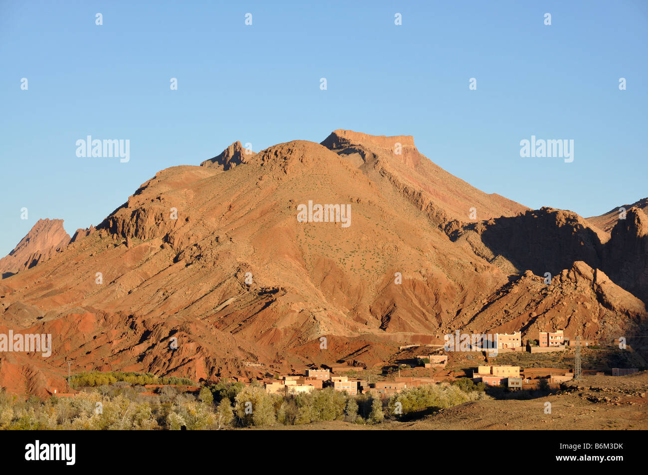 Villaggio in montagne Atlas, Marocco Foto Stock