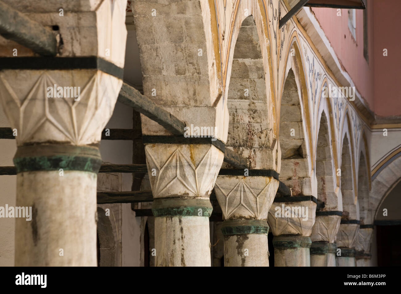Dettaglio del arcade, cortile delle concubine, Topkapi Saray Palace, Istanbul, Turchia Foto Stock