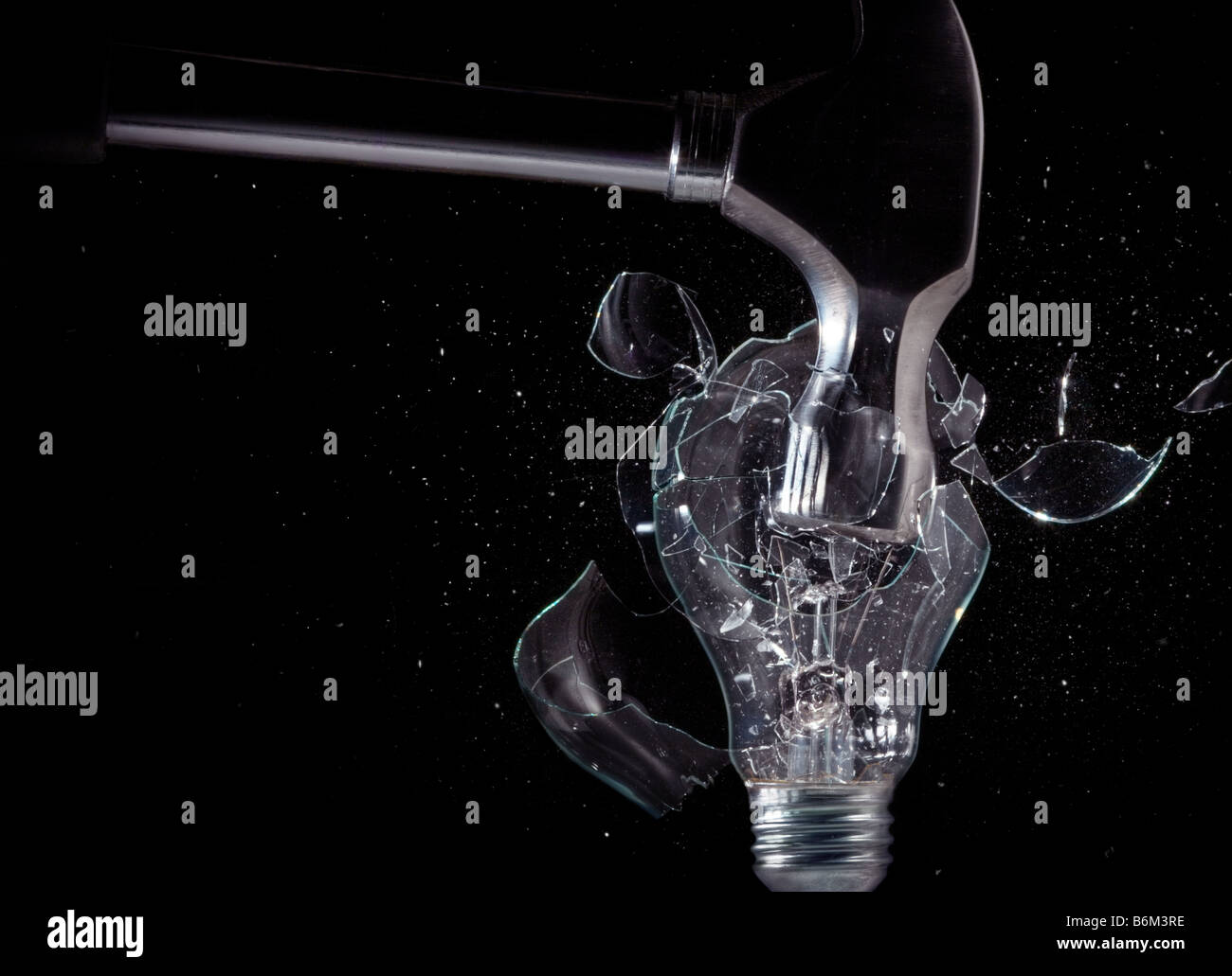 Convenzionale lampadina incandescente schiacciato dal martello Foto Stock