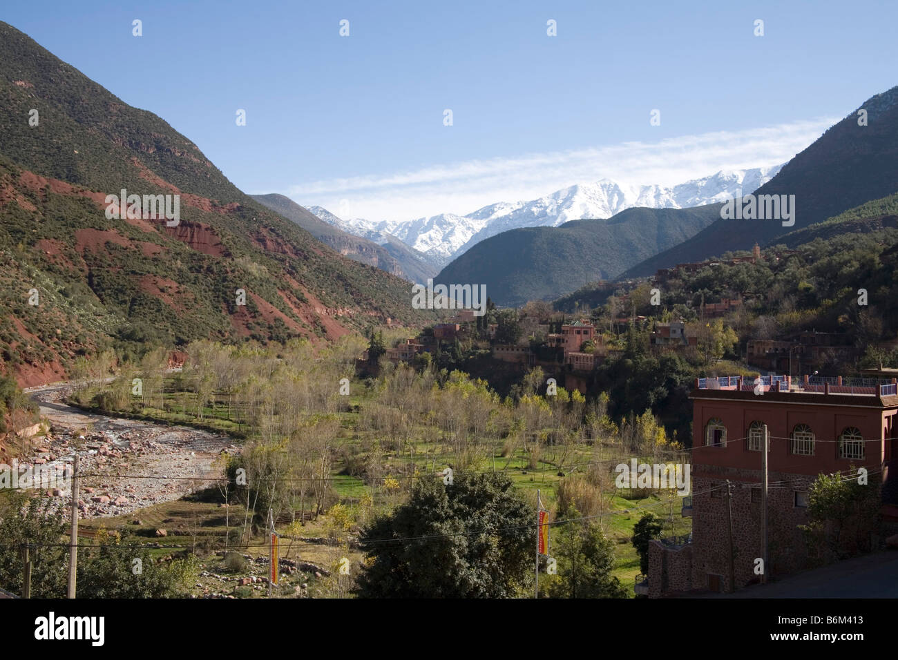 Il Marocco in Nord Africa Dicembre Ourika river valley Toubkal Parco Nazionale con coperta di neve Alto Atlante Foto Stock