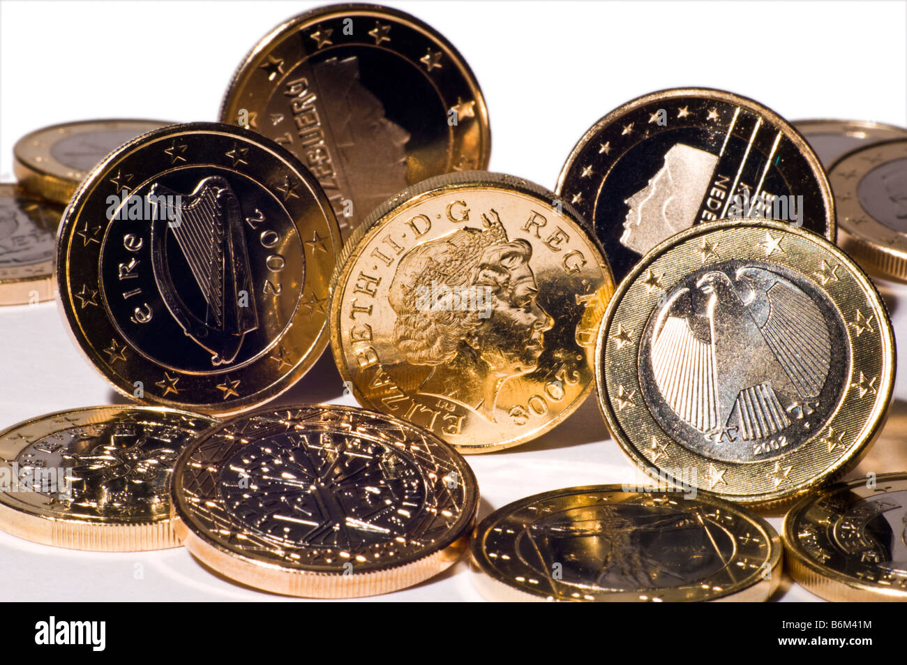 Nuove monete metalliche in euro da diversi paesi circostanti la British pound coin Foto Stock