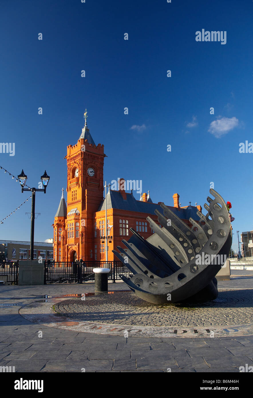 I marittimi mercantili Memoriale di guerra nella parte anteriore dell'Edificio Pierhead, Baia di Cardiff, Cardiff Wales, Regno Unito Foto Stock