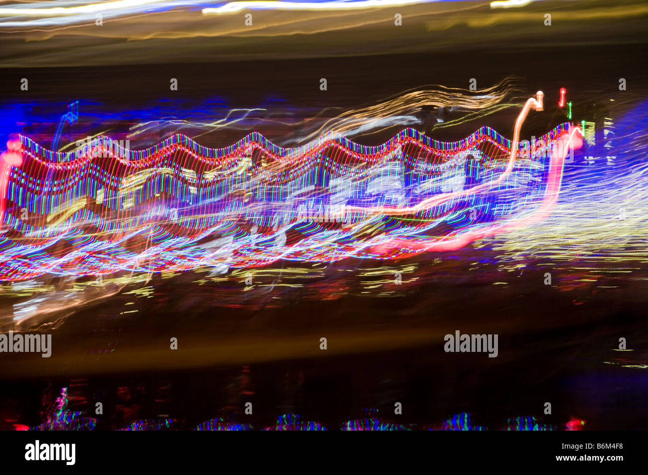 Luci sfocate sulla barca in movimento Foto Stock