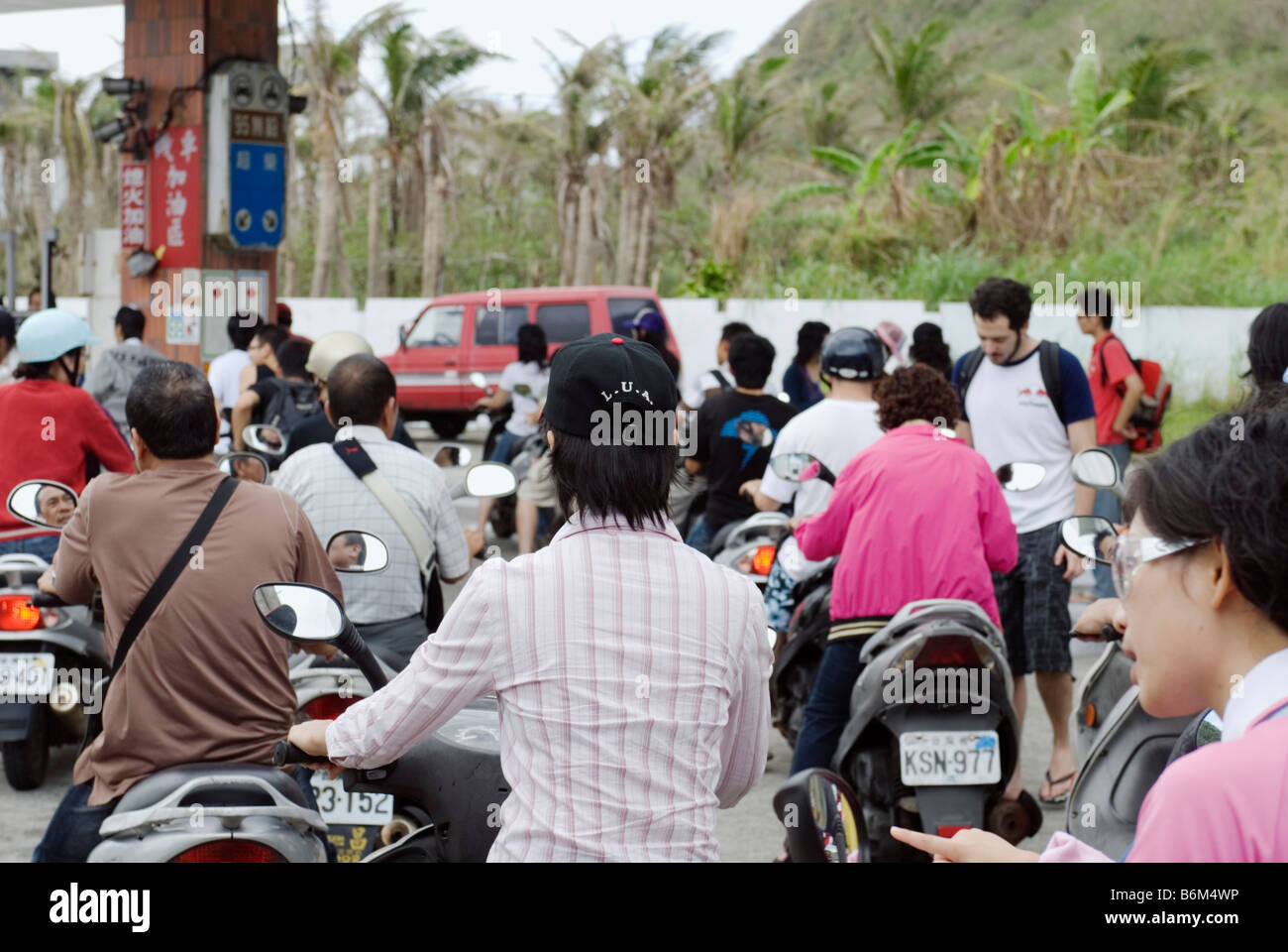 Taiwan, persone in scooter sulla Linea A Stazione di gas, Isola Verde Foto Stock