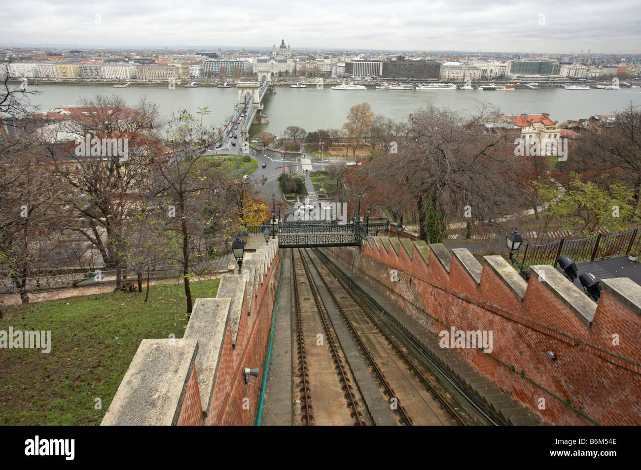 Ponte della catena del Danubio di Budapest dalla funicolare Siklo sulla collina del castello Ungheria Foto Stock