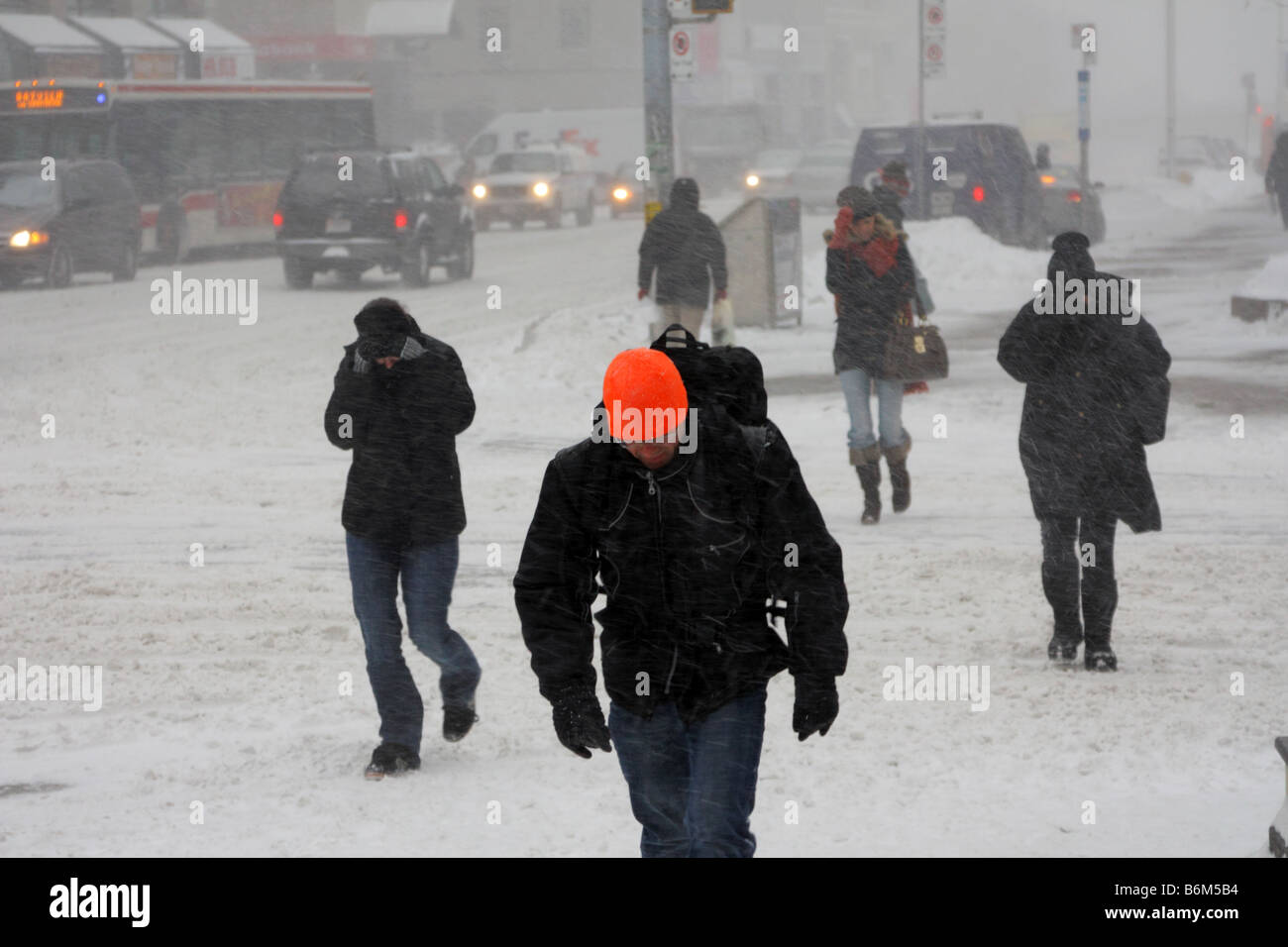 Toronto tempesta di neve di colpire i pendolari e il traffico nelle ore di punta Foto Stock