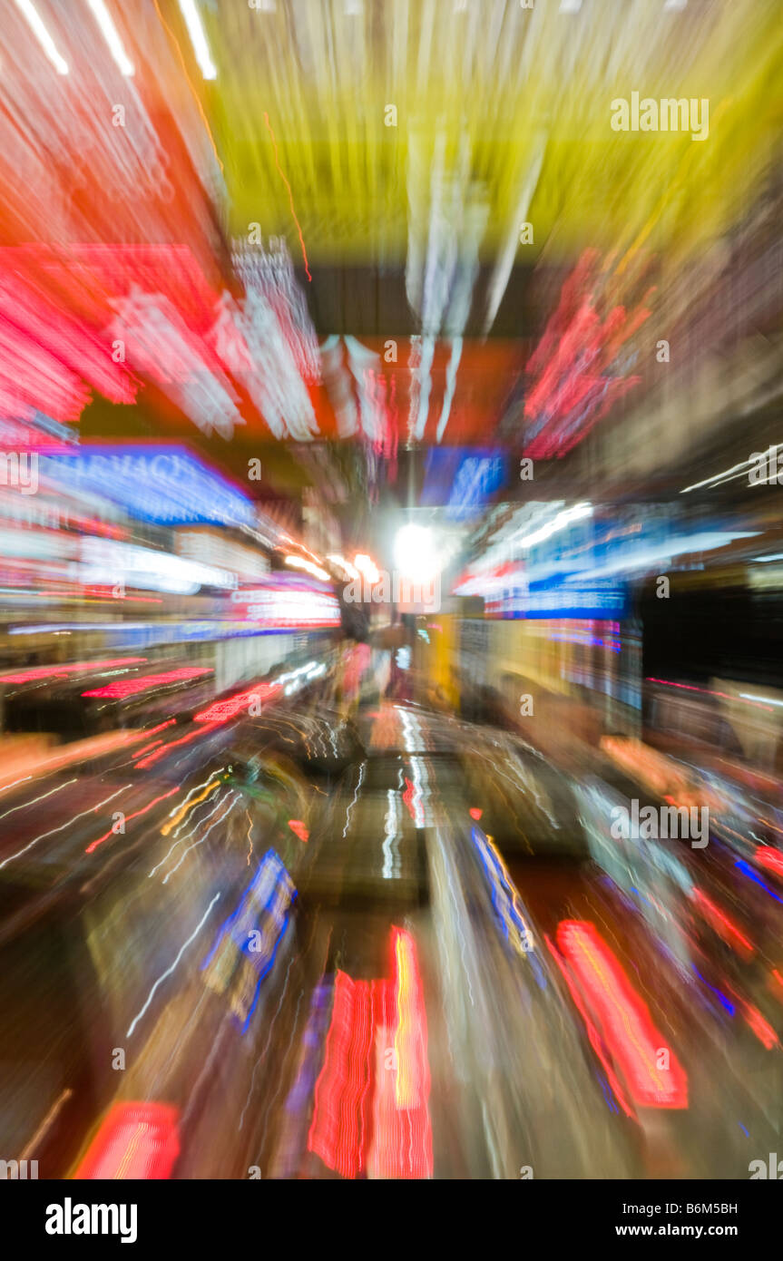 Zoom luci sfocate sulla via della città di Hong Kong Cina Foto Stock