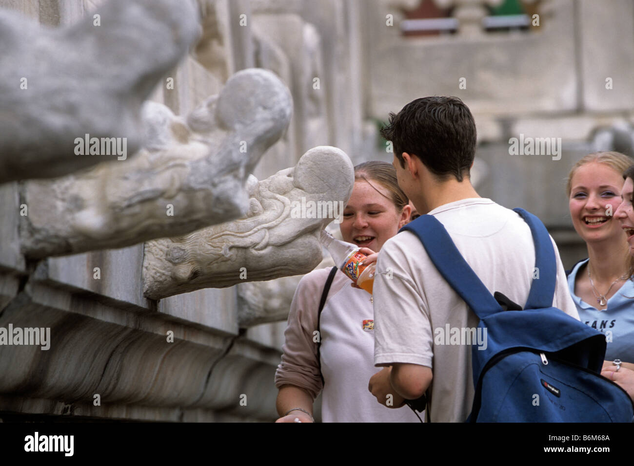 Regno Unito gli studenti visitando la Città Proibita di Pechino, Cina. 2001 Foto Stock